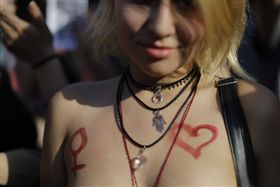 阿根廷,裸胸,上空,日光浴,女權   圖／翻攝自每日郵報