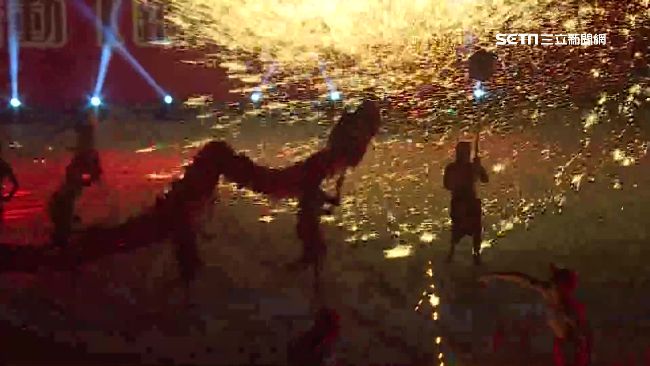 銅梁火龍危險登台　千度鐵水火雨震撼