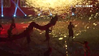 銅梁火龍危險登台　千度鐵水火雨震撼