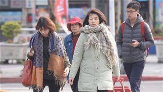 入夜後溫度驟降　元宵看花燈穿暖點