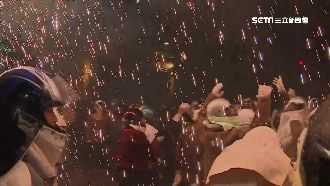 鹽水蜂炮震撼開炸　老外全副武裝體驗