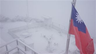 -5.4℃急凍　玉山降雪滿地銀白