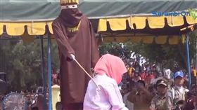 印尼女子遭公開處鞭刑
圖翻攝自Serambi TV
https://www.youtube.com/watch?v=YT-OHn3wER8