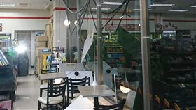 台南外海11日凌晨1時12分發生規模5.6地震，台南最大震度6級，許多民眾被搖醒，有超商的天花板掉落，幸未傳出嚴重災情。／中央社