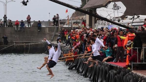 250勇士不畏寒流　扛轎跳港祈福