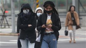 冬天,寒流,大衣,街頭,口罩,冷,圍巾／圖／中央社記者張新偉攝 105年12月15日