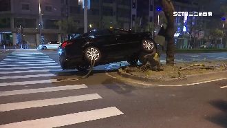 醉男撞分隔島　號誌箱被「連根拔起」