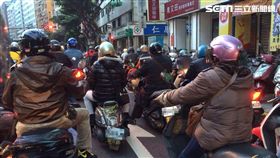 寒流,機車,車陣,冷,清晨,冷空氣,低溫
圖／記者周筠羚攝影