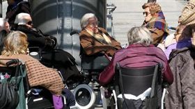 flickr老人,輪椅/Fran Urbano/https://www.flickr.com/photos/43334679@N03/6955679613/in/photolist-bADFdz-rkUwQ-4yaqzH-9o8Qtg-QxTbs5-2FXjB-a1Fkc2-8aqnE6-RLQBiQ-6az6pQ-oY5gJT-oY5jeT-bW5nto-ndqRHR-ndqUv9-dhB48D