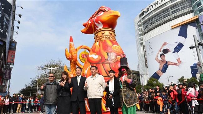 台北燈節大遊行　人潮湧入西門町