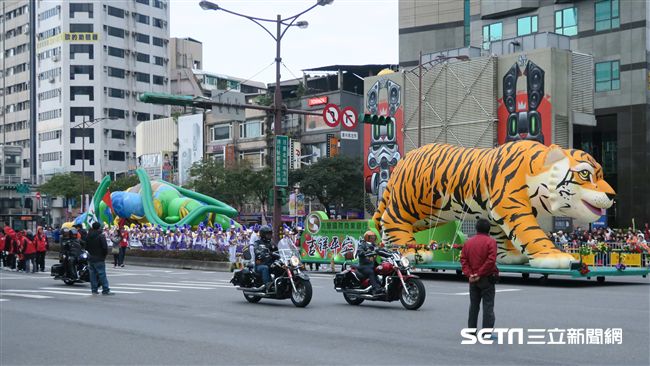 50台哈雷開場　西城嘉年華遊行登場