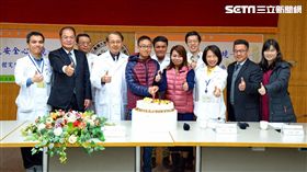 梁同學（中）在接受零輻射心導管治療後，成功擺脫心律不整的問題。（圖／台大醫院提供）