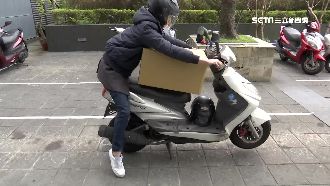 好危險！騎士超載貨　屁股竟坐後把手