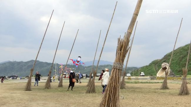 基隆潮境公園的「掃把救星」受風吹雨打，結構受損