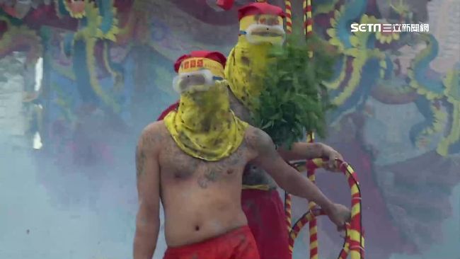 野柳神明跳水淨港　台東雙轎炸寒單