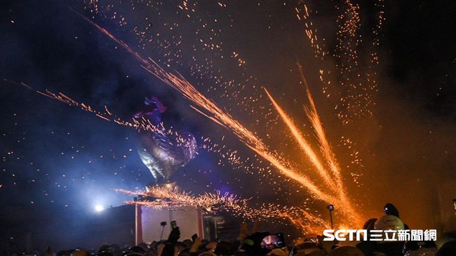 鹽水蜂炮鬧元宵　瘋狂炸射一整晚