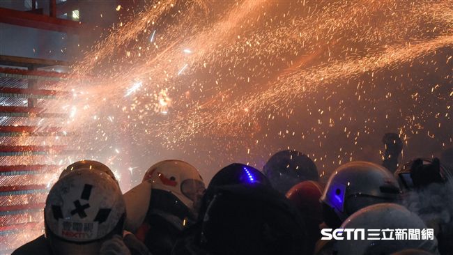 鹽水蜂炮元宵開炸　民眾樂喊：超刺激