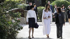 美日夫人逛花園、梅蘭妮亞、安倍昭惠(圖／美聯社／達志影像)