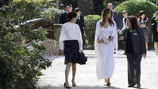 美日夫人逛花園　梅蘭妮亞低胸好吸睛