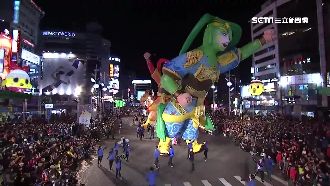 台北燈節封街遊行　民眾擠爆西門町