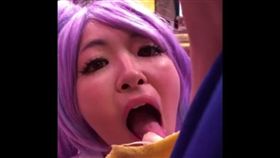 AV女優彩音遙菜表演舔香蕉。-口交-口愛-（圖／翻攝自推特帳號：OTOKONO_zap）