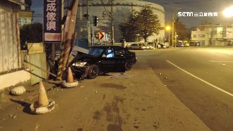 開車撞斷電桿　男害大停電竟問這句話