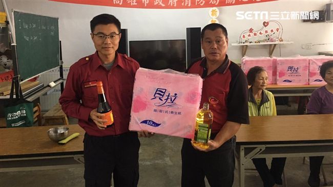 不捨老人照顧老人　打火弟兄捐物資