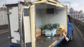 貨車爆胎撞護欄　車體竟被削掉一半