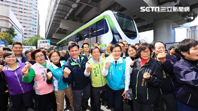 車廂抵台遊行慶祝　台中捷運時代來臨