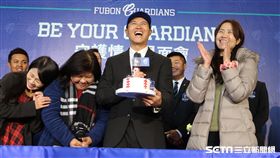 富邦悍將幫鄭兆行過生日（圖／記者王怡翔攝）