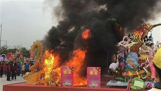 仙女飛了…台灣燈會燈王發火燒精光