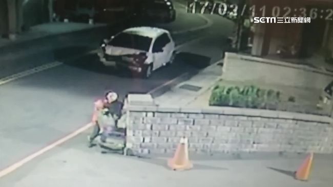 女「一夜撞七車」　下秒棄車狂奔逃逸