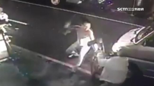 醉男拿刀砸24車　老父阻擋竟險遭砍