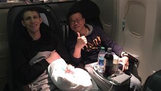 台灣醫師機上救人！衣架當「點滴架」