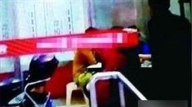 大媽在自動櫃員機（ATM）打麻將／翻攝網路