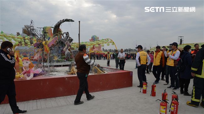 台灣燈會燈王燒毀！靜電效應導致漏電