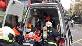 黃姓電腦工程師疑因充電器過熱引燃床墊，他去浴室打算取水滅火卻遭嗆昏，警消將其送醫急救仍宣告不治（翻攝畫面）