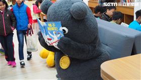 開學第一天教育局長曾燦金到開放每個星期一延後到校的民族國小了解上學情況 教育局提供