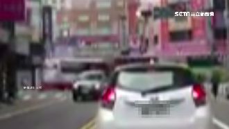 疑無保持安全車距　2公車路口上相撞