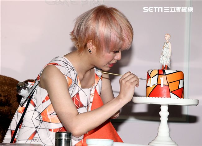 創作新女聲郭修彧專輯《抽象圖》告別初戀，目前單身的她沒有桃花，親手製作翻糖公仔蛋糕提前過情人節，並為4/1首場音樂會造勢。（記者邱榮吉/攝影）