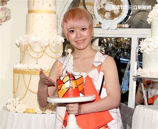 創作新女聲郭修彧專輯《抽象圖》告別初戀，目前單身的她沒有桃花，親手製作翻糖公仔蛋糕提前過情人節，並為4/1首場音樂會造勢。（記者邱榮吉/攝影）