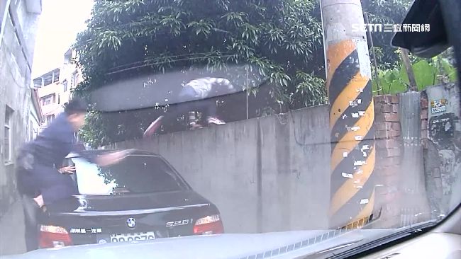 女毒蟲不想被關　撞警車、翻牆逃逸