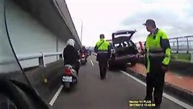 林男見前方機車騎車拒檢逃跑，主動要求要載警方去追人，不到20秒便追上對方（翻攝畫面）