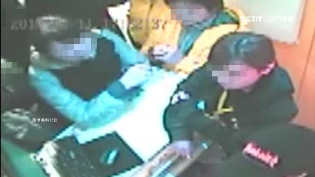 阿嬤質疑店員多收錢　揪親友團砲轟