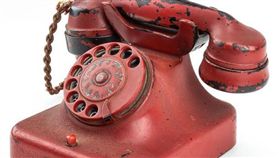 希特勒的死亡話筒。（圖／翻攝自鏡報）－http://www.mirror.co.uk/news/world-news/hitlers-phone-used-order-millions-9728784