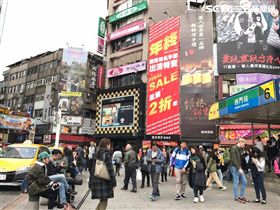 台北燈節落幕，西門町人潮依舊。（圖／記者馮珮汶攝）