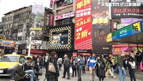 台北燈節落幕，西門町人潮依舊。（圖／記者馮珮汶攝）