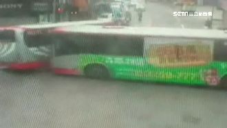 公車互撞太震撼　一旁騎士嚇壞撞路燈