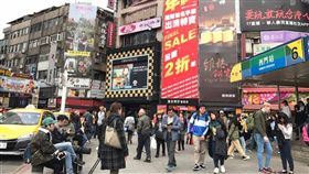 台北燈節落幕，西門町人潮依舊。（圖／記者馮珮汶攝）