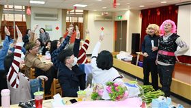 侯友宜探視八仙塵爆傷友／中央社